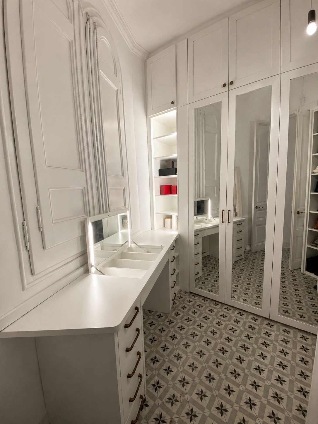 Vestidor walk-in lacado blanco con tocador, espejos y suelo hidráulico